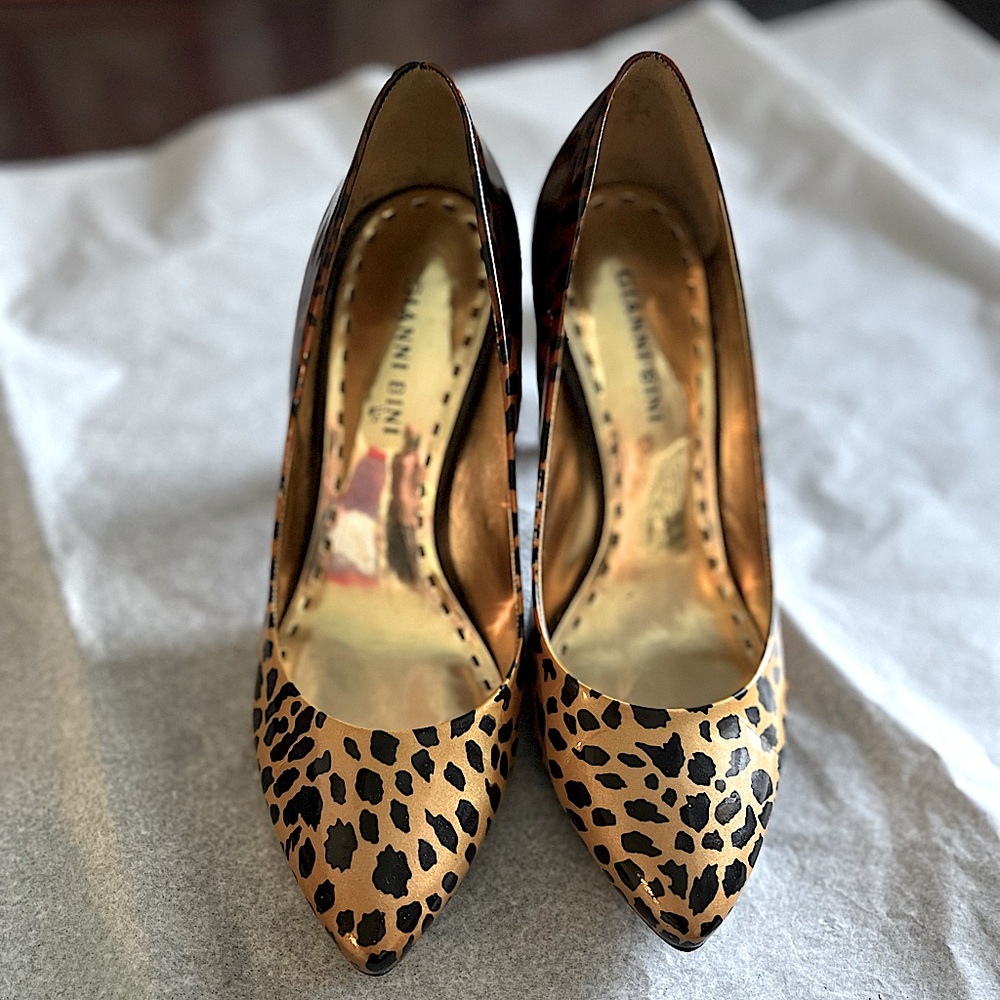 Leopard print in brilliant Gold, hardly used, good condition.